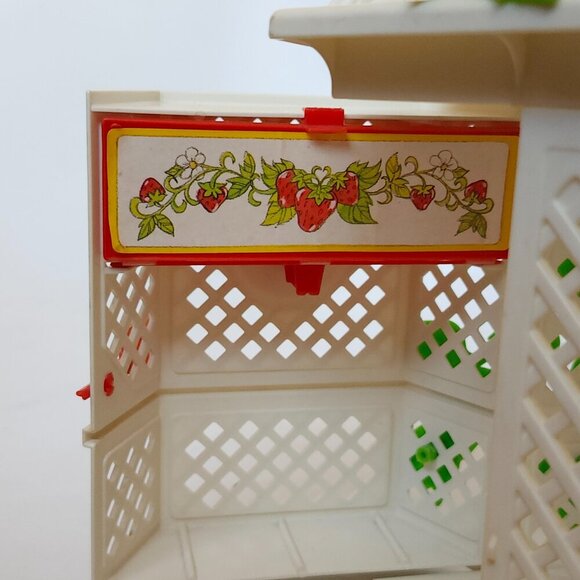 ADORABLE Vintage Strawberry Shortcake Gazebo American Greetings 1981 - Picture 2 of 15
